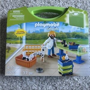 Playmobile City Life 5970 Veterinary Clinic 37 Pcs Guinea Pig Dalmatian Cat NEW